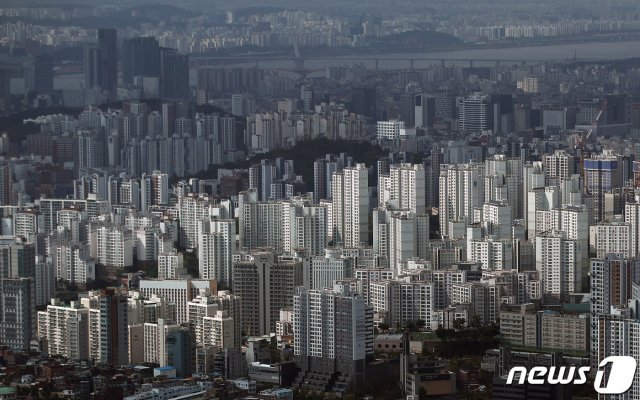 서울 중구 남산N서울타워에서 바라본 아파트단지 모습. 2021.10.5/뉴스1 © News1