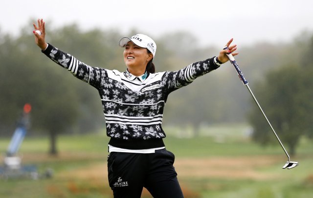 14라운드 연속 60대 타수의 대기록을 세우며 LPGA투어 파운더스컵에서 우승한 고진영. AP 뉴시스