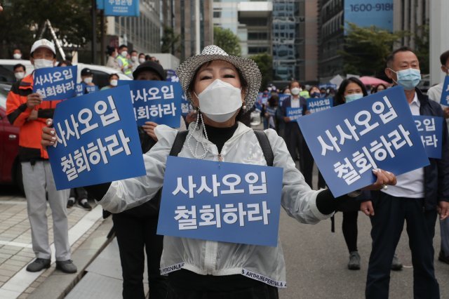 이낙연 후보 지지자들은 서울 여의도 더불어민주당사 앞에서 ‘사사오입 철회하라’ 등을 외치며 항의 시위를 이어갔습니다. 방역 문제로 간격을 두고 진행했습니다. / 사진공동취재단