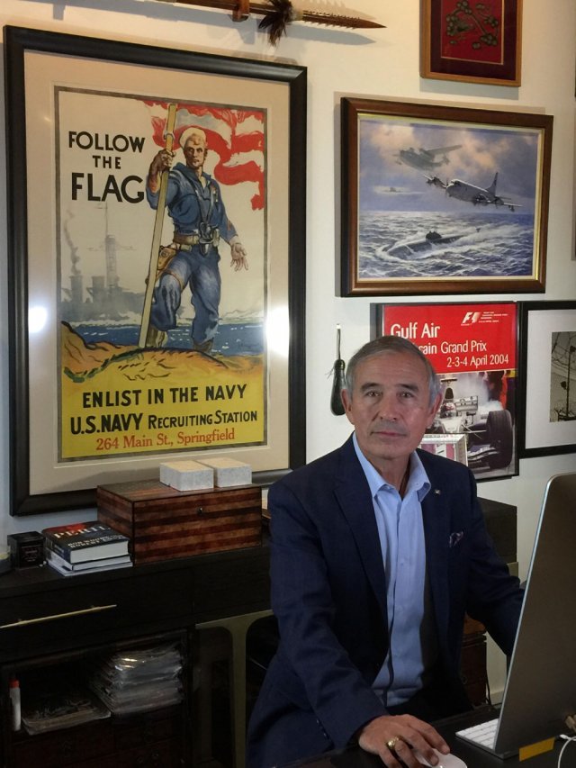 미국 콜로라도주 스프링필드의 자택에서 인터뷰에 응한 해리 해리스 전 주한미국대사. 그의 뒤로 미 해군의 모병 광고 포스터, 해군 잠수함과 군용기를 그린 그림 등이 보인다. 해리 해리스 전 주한 미국대사 제공