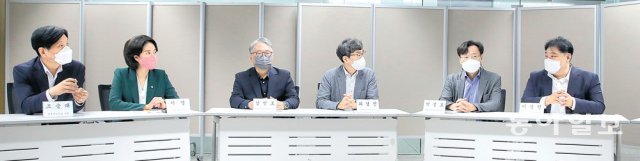 6일 서울 종로구 동아일보 10층 회의실에서 열린 좌담회에서 참석자들이 플랫폼 기업의 상생 방안에 대해 얘기하고 있다. 왼쪽부터 
조승래 더불어민주당 의원, 이영 국민의힘 의원, 김민호 성균관대 법학전문대학원 교수, 최경진 가천대 법학과 교수, 박성호 
한국인터넷기업협회장, 이성원 한국중소상인자영업자총연합회 사무총장. 원대연 기자 yeon72@donga.com