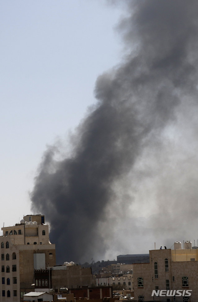 예멘의 사나에서 사우디 연합군의 공습으로 불타는 반군기지