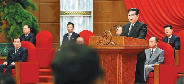 김정은 북한 국무위원장이 10일 노동당 창건 76주년 기념일에 연설하고 있다. 김 위원장은 “인민들의 의식주 문제를 해결해야 한다”고 밝혔다. 노동신문 뉴스1