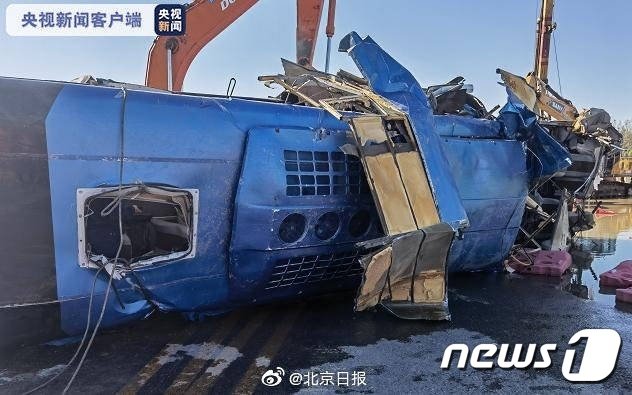 중국 허베이성 스자좡에서 통근 버스가 추락해 13명이 사망했다.(중국 웨이보 갈무리)