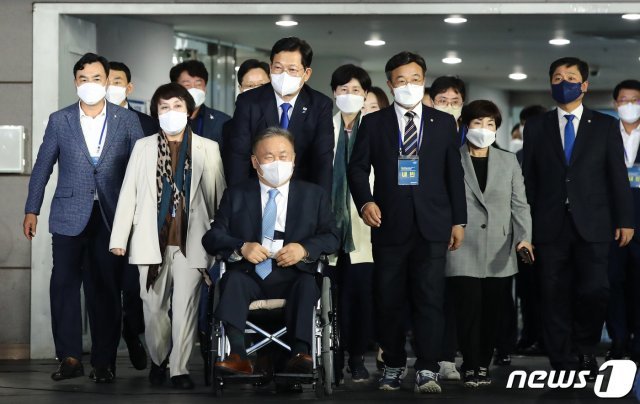 지난 10일 오후 더불어민주당 송영길 대표가 이상민 중앙당선관위원장이 탄 휠체어를 밀고 서울 송파구 올림픽공원 SK올림픽핸드볼경기장에서 열린 제20대 대통령선거 후보자 선출을 위한 서울 합동연설회에 참석하고 있다. © News1 국회사진취재단