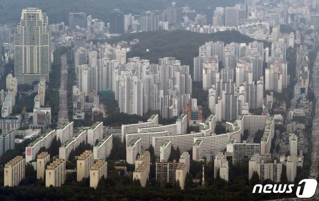서울 송파구 잠실 롯데월드타워 ‘서울스카이’ 전망대에서 바라본 아파트 모습. /뉴스1 DB © News1