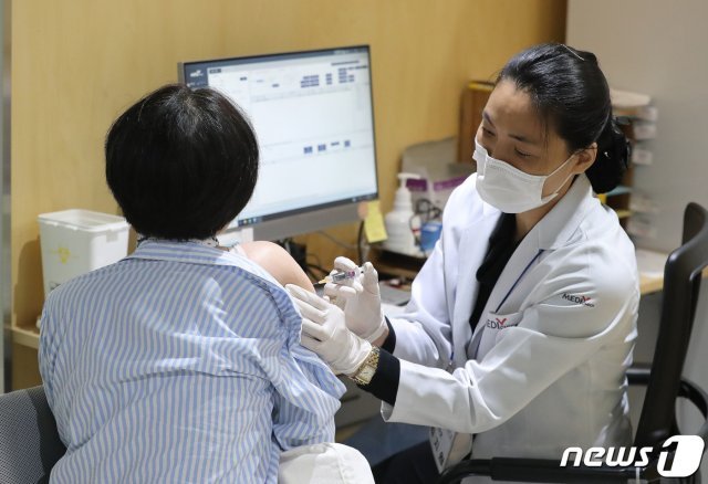 지난해 10월 20일 오후 서울 강서구 한국건강관리협회 서울서부지부에 한 시민이 독감백신을 접종 받고 있다. 2020.10.20/뉴스1 © News1