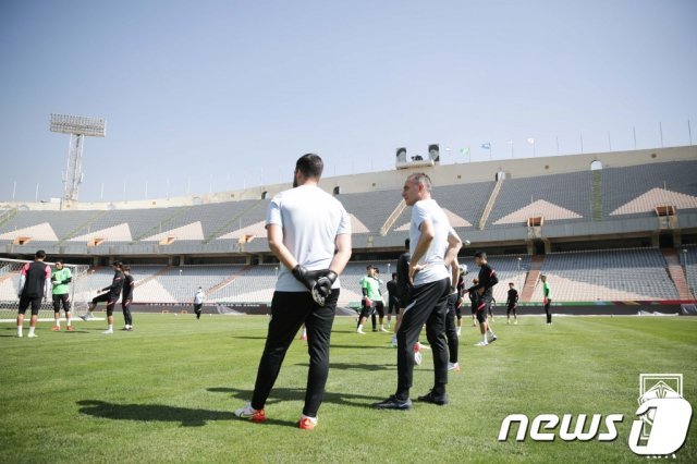 11일(현지시간) 이란 테헤란의 아자디스타디움에서 대한민국 축구 대표팀 파울루 벤투 감독이 선수들 훈련을 지켜보고 있다.  (대한축구협회 제공) 2021.10.11/뉴스1