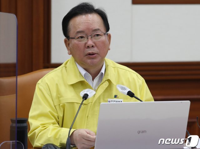 김부겸 국무총리가 12일 서울 종로구 정부서울청사에서 열린 신종 코로나바이러스 감염증(코로나19) 중앙재난안전대책본부(중대본) 회의에서 모두 발언을 하고 있다. 2021.10.12/뉴스1 © News1