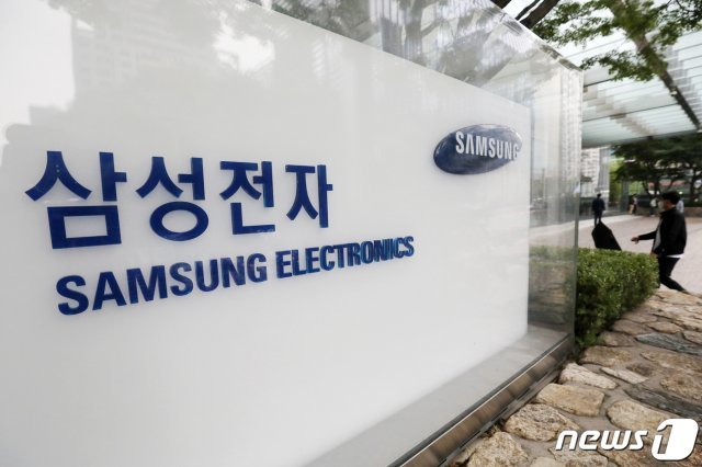 8일 서울 서초구 삼성전자 서초사옥에서 직원들이 오가고 있다. 2021.10.8/뉴스1 © News1