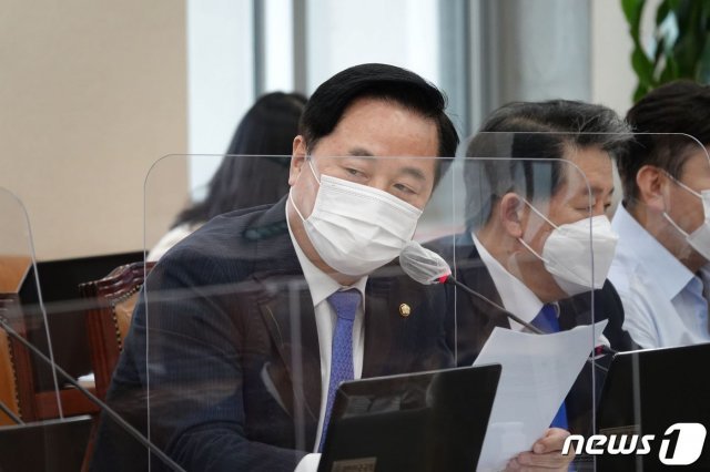 김두관 의원(민주당·경남 양산을)이 5일 국정감사에서 자영업자⋅소상공인을 위한 추가 대책 마련을 요구했다.(김두관 의원실 제공) © 뉴스1