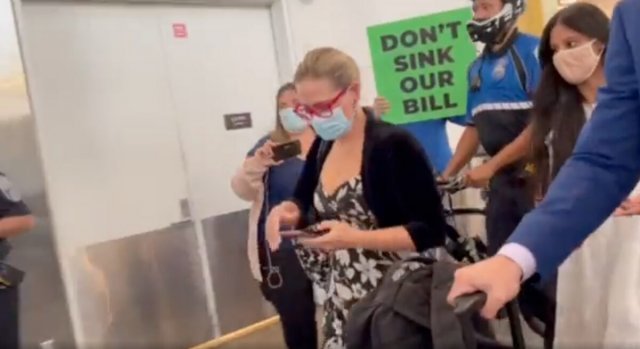 공항에서 “법안을 침몰시키지 말라”는 플래카드를 들고 시너마 의원을 뒤쫓아 오는 시위대. 뉴욕포스트