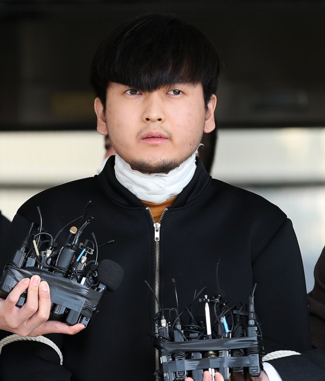 ‘노원구 세 모녀’를 잔혹하게 연쇄 살해한 피의자 김태현(25)이 서울 도봉경찰서 유치장에서 검찰로 송치되며 마스크를 벗은 채 심경을 밝히고 있다. 사진 뉴스1