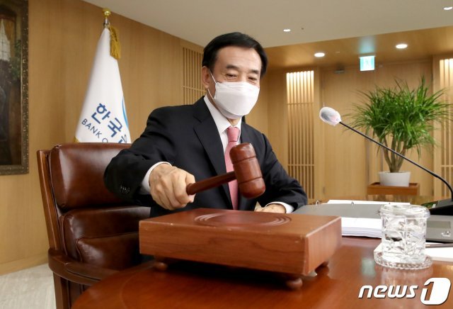 이주열 한국은행 총재가 12일 오전 서울 중구 한국은행에서 열린 금융통화위원회 본회의를 주재하며 의사봉을 두드리고 있다. (한국은행 제공) 2021.10.12/뉴스1