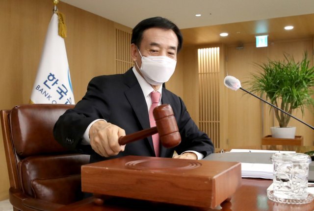 이주열 한국은행 총재가 12일 오전 서울 중구 한국은행에서 열린 금융통화위원회 본회의를 주재하며 의사봉을 두드리고 있다. (한국은행 제공) 2021.10.12/뉴스1
