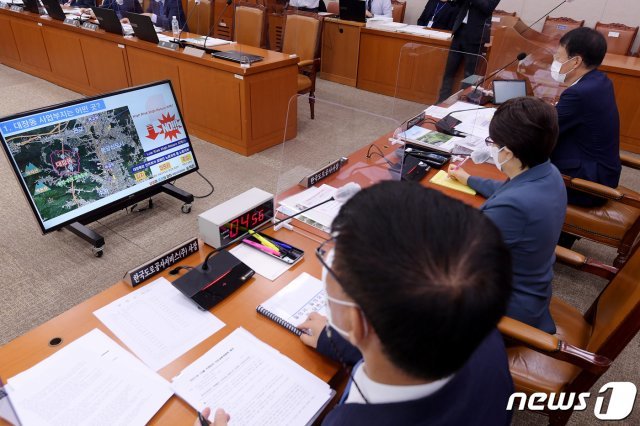12일 대전 한국철도공사 사옥에서 열린 국회 국토교통위원회의 한국철도와 국가철도공단 등 국정감사 현장에서도 이재명 경기지사의 국감 출석 여부를 두고 여야간 설전이 오고갔다. 한국철도와 국가철도공단의 청렴도 하락 문제와 공사손해보험 자체 계약 검토 등도 지적됐다. © News1