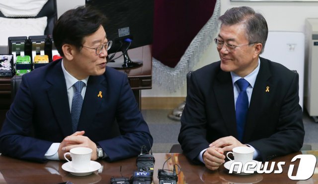 2017년 4월 당시 문재인 더불어민주당 대선 후보가 경기도 성남시청을 방문해 이재명 시장과 대화를 나누고 있다. 2017.4.7/뉴스1 © News1