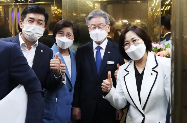 이재명 경기도지사가 12일 오전 경기도 수원시 경기도의회에서 열리는 제355회 임시회 제2차 본회의에 출석하기 위해 엘리베이터를 타고 이동하고 있다. 사진공동취재단