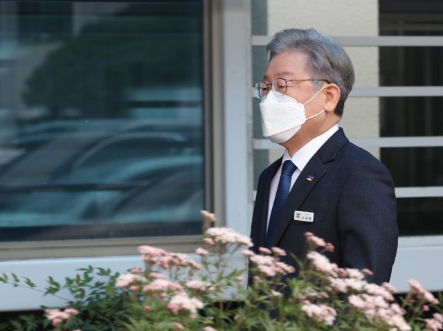 이재명 경기도지사가 12일 오전 경기도의회에서 열린 ‘제355회 경기도의회 임시회 2차 본회의’에 참석하기 위해 이동하고 있다.