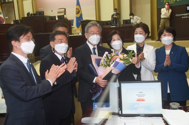 더불어민주당 대통령 후보로 선출된 이재명 경기도지사가 12일 오전 경기도의회 본회의장에서 열린 제355회 임시회 제2차 본회의에 출석해 도의원들의 축하를 받고 있다. 사진공동취재단