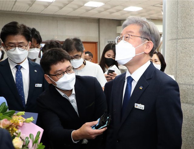 이재명 경기도지사가 12일 오전 경기도의회에서 열린 ‘제355회 경기도의회 임시회 2차 본회의’에 참석하고 있다. 이 지사가 도의회 건물에서 질문을 받고있다.