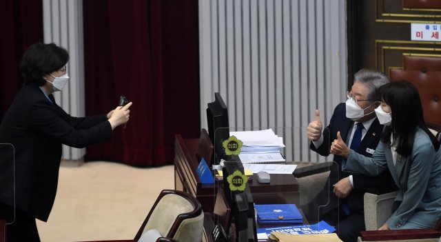 더불어민주당 제20대 대통령 후보로 선출된 이재명 경기도지사가 12일 오전 경기도의회에서 열린 ‘제355회 경기도의회 임시회 2차 본회의’에 참석해 사진을 찍고 있다. 사진공동취재단