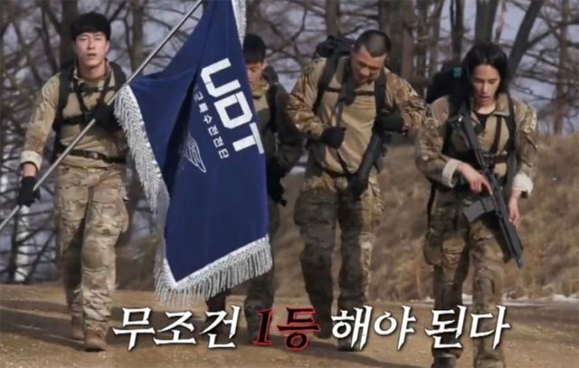 채널A 예능 프로그램 ‘강철부대’에서 40kg 군장 산악행군 미션을 수행 중인 UDT 대원들. 채널A 제공