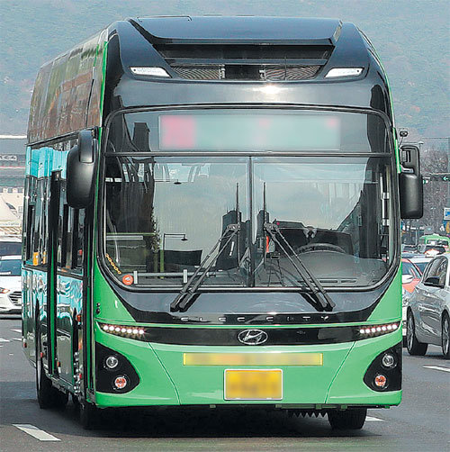 서울 세종대로 광화문 인근을 운행하고 있는 전기 시내버스. 뉴스1