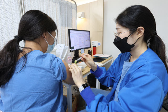 부스터샷 접종 시작 12일 서울 중구 국립중앙의료원에서 한 의료진이 신종 코로나바이러스 감염증(코로나19) 백신 추가 접종(부스터샷)을 받고 있다. 국내에서 코로나19 백신의 효과를 높이기 위한 부스터샷 접종이 이뤄진 건 처음이다. 사진공동취재단