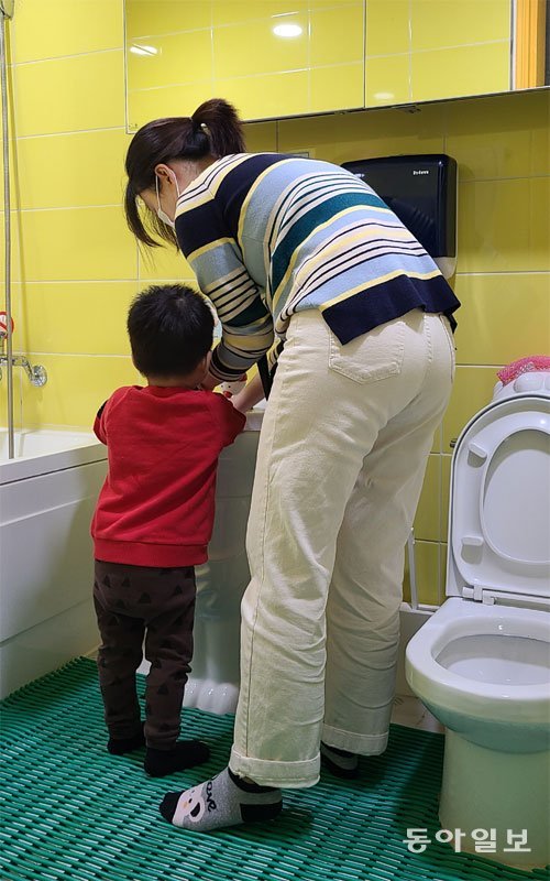 11일 서울 노원구의 한 주택가에 마련된 ‘학대 피해 영유아 전담 쉼터’에서 보육교사가 2세 아이의 손을 씻기고 있다. 이소연 기자 always99@donga.com