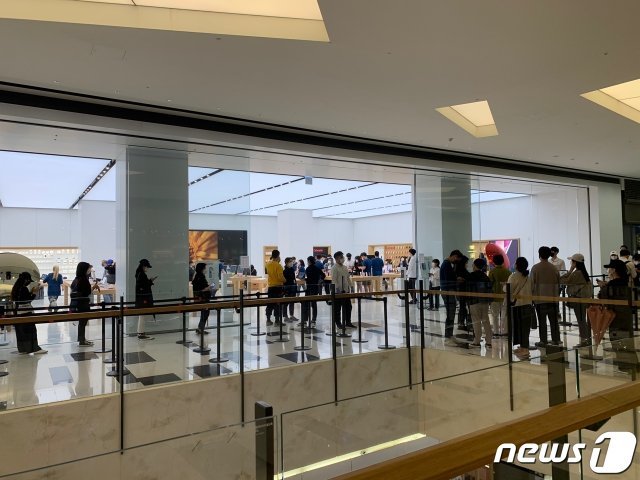 애플이 ‘아이폰13’을 8일 국내 출시한 가운데 소비자들이 온라인에서 아이폰13을 구매한 후 제품을 받기 위해 애플스토어를 방문했다. 사진은 애플스토어 여의도점. © 뉴스1