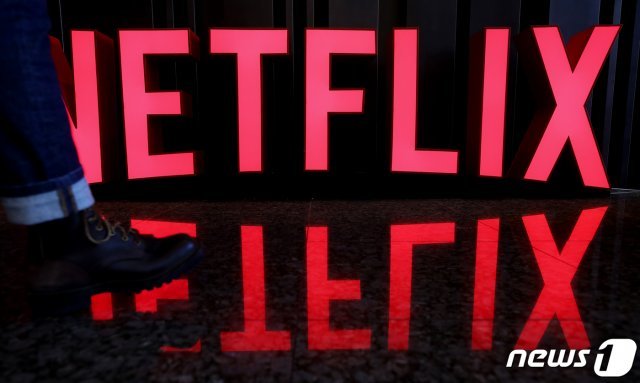 한국시장을 겨냥해 공세적인 전략을 펼치고 있는 동영상 스트리밍 서비스 넷플릭스가 24일 서울 중구 더플라자호텔에서 오리지널 시리즈 ‘킹덤’ 기자간담회를 열고 자사 콘텐츠 띄우기에 나섰다. 넷플릭스는 이날 ‘거실에서 펼쳐지는 엔터테인먼트 킹덤’을 주제로 미디어 행사를 열고 파트너 생태계 구축과 제품 혁신, 뛰어난 스토리 발굴 부분에서 소비자의 엔터테인먼트 경험을 향상시키기 위한 노력을 소개했다. 사진은 이날 행사장에 설치된 넷플릭스 기업 로고. 2019.1.24/뉴스1 © News1