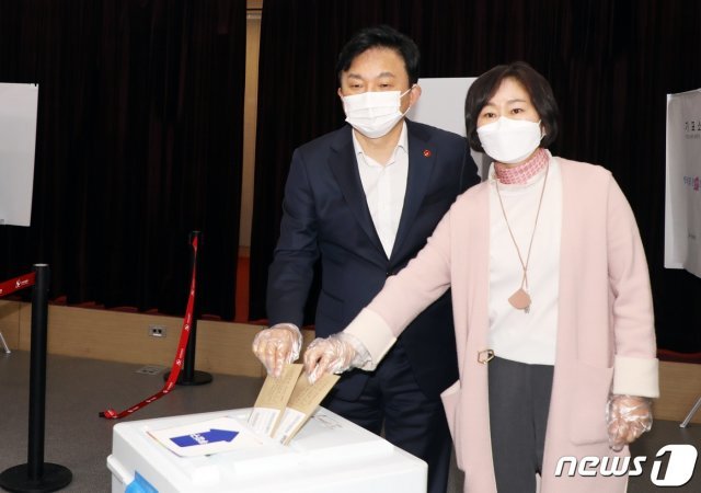 2020년 4월 10일 제21대 국회의원 선거 사전투표에 참여한 원희룡 당시 제주지사 부부. © News1