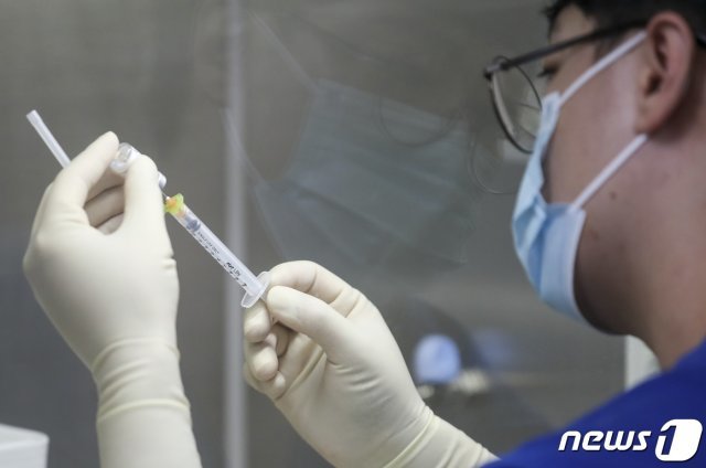 서울 중구 국립중앙의료원에서 의료진이 백신 접종을 준비하고 있다. 2021.10.12/뉴스1 © News1