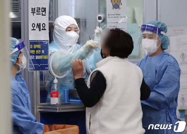 13일 오전 서울 송파구보건소에 마련된 신종 코로나바이러스 감염증(코로나19) 선별진료소를 찾은 시민들이 검체 검사를 받고 있다. 2021.10.13/뉴스1 © News1