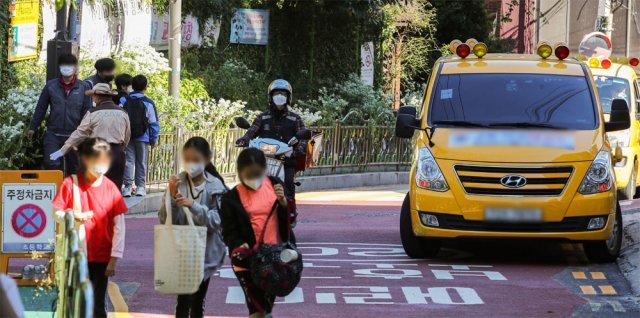 13일 오후 서울 시내 한 초등학교 앞 어린이보호구역의 모습. 21일부터 어린이보호구역 안 모든 도로에서는 차량 주정차가 전면 금지된다. 뉴시스