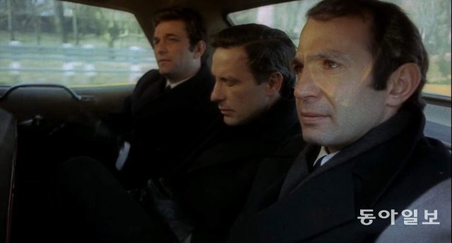 영화 ‘남편들’에서 가까운 친구 스튜어트의 장례식을 마치고 돌아오는 차 안에서 아치, 거스, 해리(왼쪽부터)가 깊은 상실감에 빠져 있다. 동아일보DB