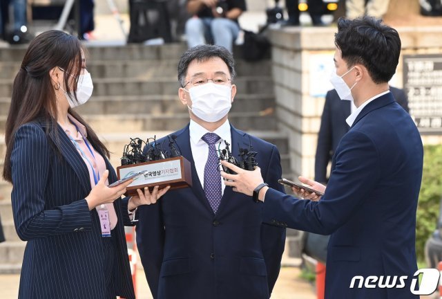 경기 성남시 대장동 개발사업 특혜 의혹의 핵심 인물이자 화천대유의 대주주 김만배씨가 구속 전 피의자심문(영장실질심사)을 받기 위해 14일 오전 서울 서초구 서울중앙지방법원에 출석하고 있다. 2021.10.14/뉴스1 © News1