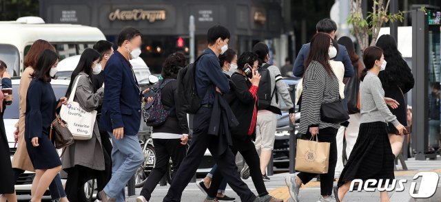 14일 서울 광화문네거리에서 시민들이 출근길 발걸음을 옮기고 있다. 2021.10.14/뉴스1 © News1