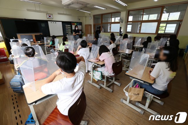 서울 한 초등학교에서 학생들이 수업을 듣고 있다. (사진은 기사 내용과 무관함) / 뉴스1 © News1