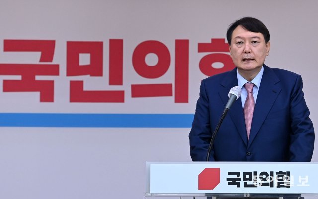 국민의힘 대선주자인 윤석열 전 검찰총장이 14일 오전 경기도 수원시 장안구 국민의힘 경기도당에서 열린 경기도당 주요당직자 간담회에서 발언을 하고 있다.수원=사진공동취재단