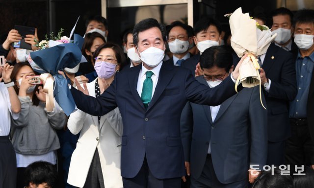 더불어민주당 경선후보 이낙연 전 대표가 14일 서울 여의도 대산빌딩에서 열린 이낙연 필연캠프 해단식을 마친뒤 꽃다발을 들고 지지자들에게 인사하고 있다. 사진공동취재단/안철민 기자