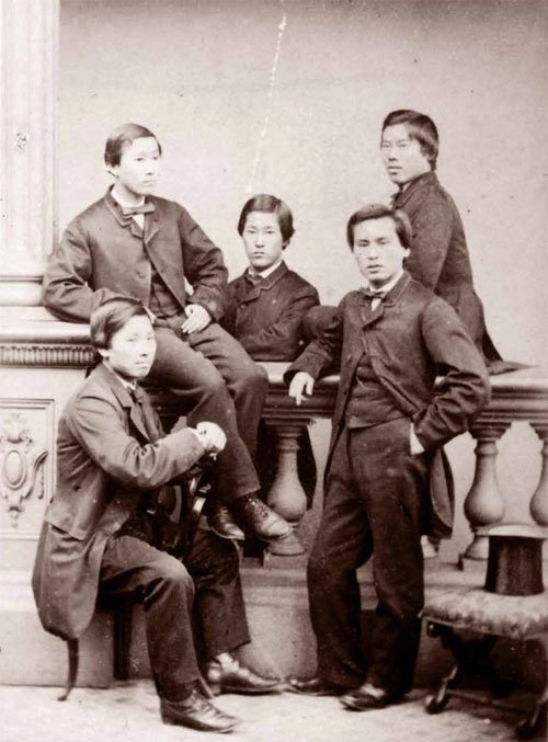 영국 런던에서 유학한 일본 조슈번의 청년 5명은 서양의 선진문물을 접한 뒤 개국파로 변신했다. 뒷줄 오른쪽은 이토 히로부미, 앞줄 왼쪽이 이노우에 가오루. 사진 출처 위키피디아