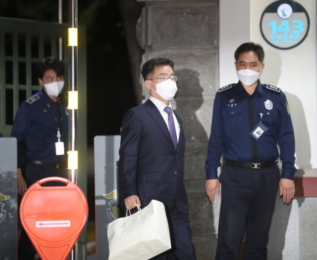 대장동 개발 특혜의혹 피의자인 화천대유 대주주 김만배씨에 대한 구속영장인 14일 기각되자 15일 0시에 김만배씨가 서울구치소를 나서고 있다. 의왕=김동주 기자 zoo@donga.com