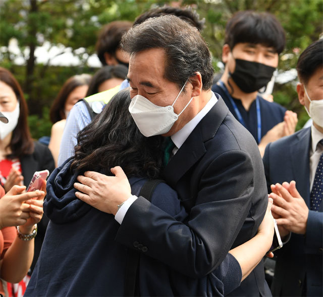 해단식서 지지자 위로하는 이낙연 더불어민주당 이낙연 전 대표가 14일 서울 여의도 대산빌딩에서 열린 경선 캠프 해단식에 참석해 지지자와 포옹을 하고 있다. 사진공동취재단