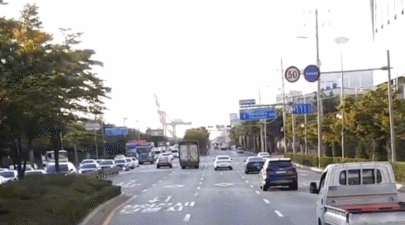 인천 중구의 한 도로에서 모닝 차량이 신호 위반을 해 큰 사고로 이어질 뻔했다. 보배드림 캡처