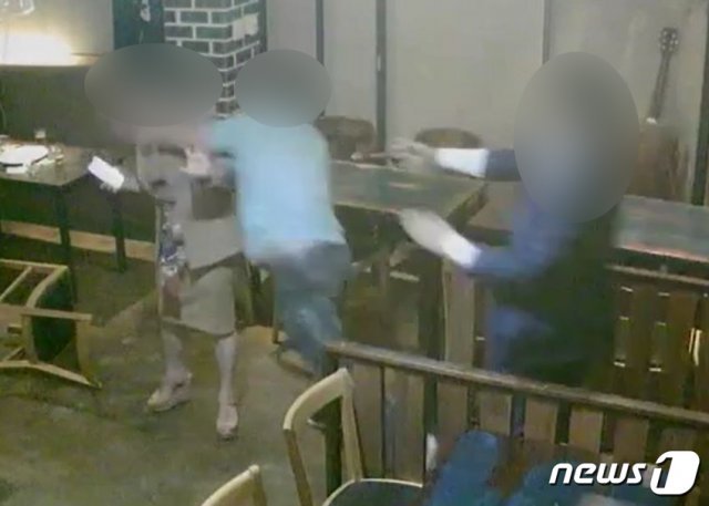 광주 동구의 한 술집에서 사업가가 동석자 여성에게 폭행을 휘두른 모습이 찍힌 CCTV 영상.(독자 제공)