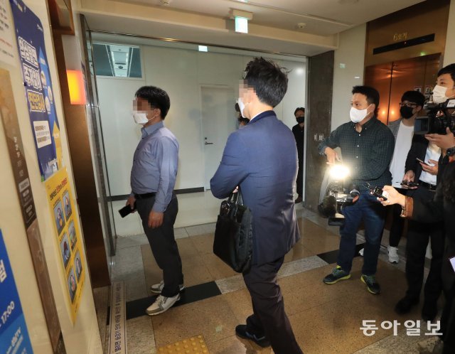 검찰이 15일 화천대유 대장동 특혜의혹과 관련해 성남시청에 대한 압수수색을 벌였다. 검찰 관계자들이 이동하고 있다.