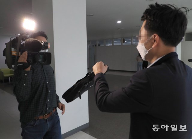 검찰이 15일 화천대유 대장동 특혜의혹과 관련해 성남시청에 대한 압수수색을 벌였다. 검찰 관계자가 이동하면서 취재를 방해하고 있다.