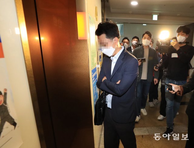 검찰이 15일 화천대유 특혜의혹과 관련해 성남시청에 대한 압수수색을 벌였다. 검찰 관계자가 엘리베이터를 기다리고 있다.
